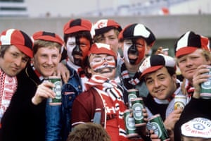Manchester United fans enjoying themselves at Wembley ahead of the replay.