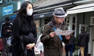 Compradores chinos en Bicester Village Designer Outlet Center cerca de Oxford, Reino Unido.