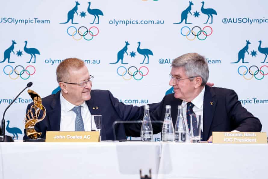John Coates et Thomas Bach, président du Comité international olympique, à Sydney samedi.