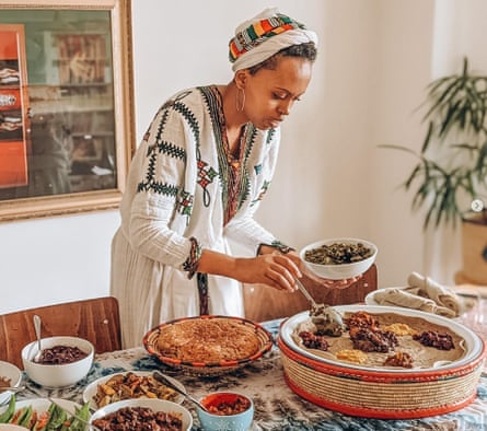 Helen Mebrate, une chef végétalienne éthiopienne basée au Royaume-Uni.