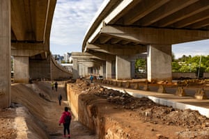 Construction of the Nairobi Expressway goes through centraal Nairobi over Uhuru Highway