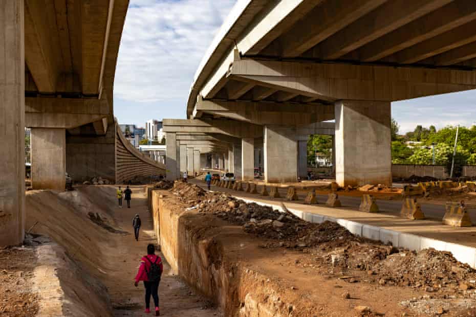 Construction of the Nairobi Expressway goes through centraal Nairobi over Uhuru Highway