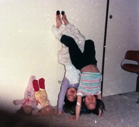 Kelly Eng dan sepupunya melakukan headstand dengan boneka Cabbage Patch mereka (barbie tidak diperbolehkan).