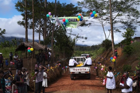Joe Leahy’s coffin is transported through Kilima coffee plantation for the final funeral and burial at his house