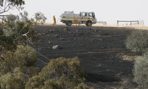 Đội cứu hỏa dọn dẹp đám cháy trong một bãi cỏ ở Angaston ở Thung lũng Barossa hôm thứ Tư