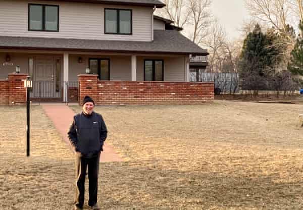 Steve Kingswood, 68, está em frente a sua casa em Louisville, uma das poucas casas em seu bairro que não foi destruída pelo fogo.
