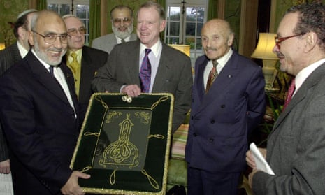 Sir Sigmund Sternberg, second right, at a reception given by the US ambassador to Britain, William Farish, second left, for the Three Faiths Forum in 2002. The ambassador is accepting an Islamic tapestry from Hany el Banna, left, watched by Zaki Badawi. 
