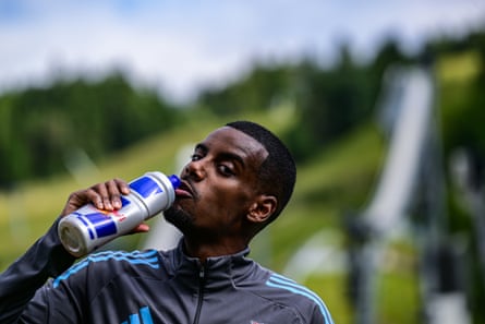 Alexander Isak having a drink at Newcastle’s training camp in Austria