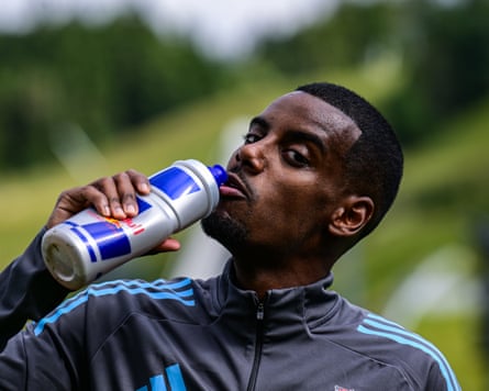 Alexander Isak takes a drink break