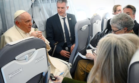 پاپ فرانسیس هنگام بازگشت به واتیکان پس از سفر به مجارستان در هواپیمای خود کنفرانس خبری برگزار می کند.