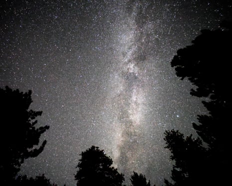 2026年加州皮诺斯山附近西部夜空中的银河。摄影:Raul Roa/Los Angeles Times via Getty Images