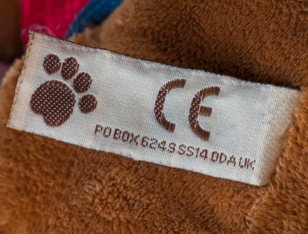 CE mark marking logo symbol on label on Posh Paws soft cuddly toy2JN1Y2F CE mark marking logo symbol on label on Posh Paws soft cuddly toy