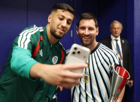 Ο Αργεντινός Λιονέλ Μέσι ποζάρει για selfie με αξιωματούχο της Αλγερίας