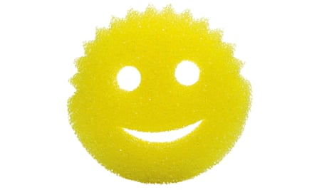 Une éponge jaune en forme de smiley