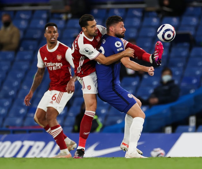 Olivier Giroud of Chelsea (right) and Pablo Marí of Arsenal tussle for teh ball.