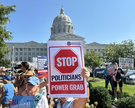 Pessoas que se opõem a um comício do plano de redistritamento do Congresso fora do Capitólio do Missouri, em Jefferson City, Missouri, em 2 de setembro.