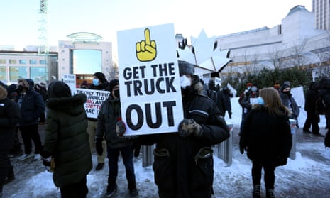 Covid news: UK reports 259 deaths; Turkish president tests positive – as it happened 2 A counter-protester holds a sign as truckers and supporters protest against mandates and restrictions related to Covid-19 vaccines in Ottawa, Canada.