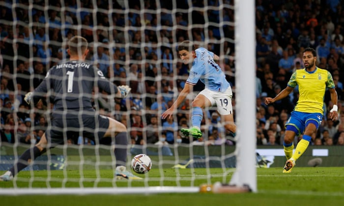 Julian Alvarez de Manchester City marque son cinquième but.