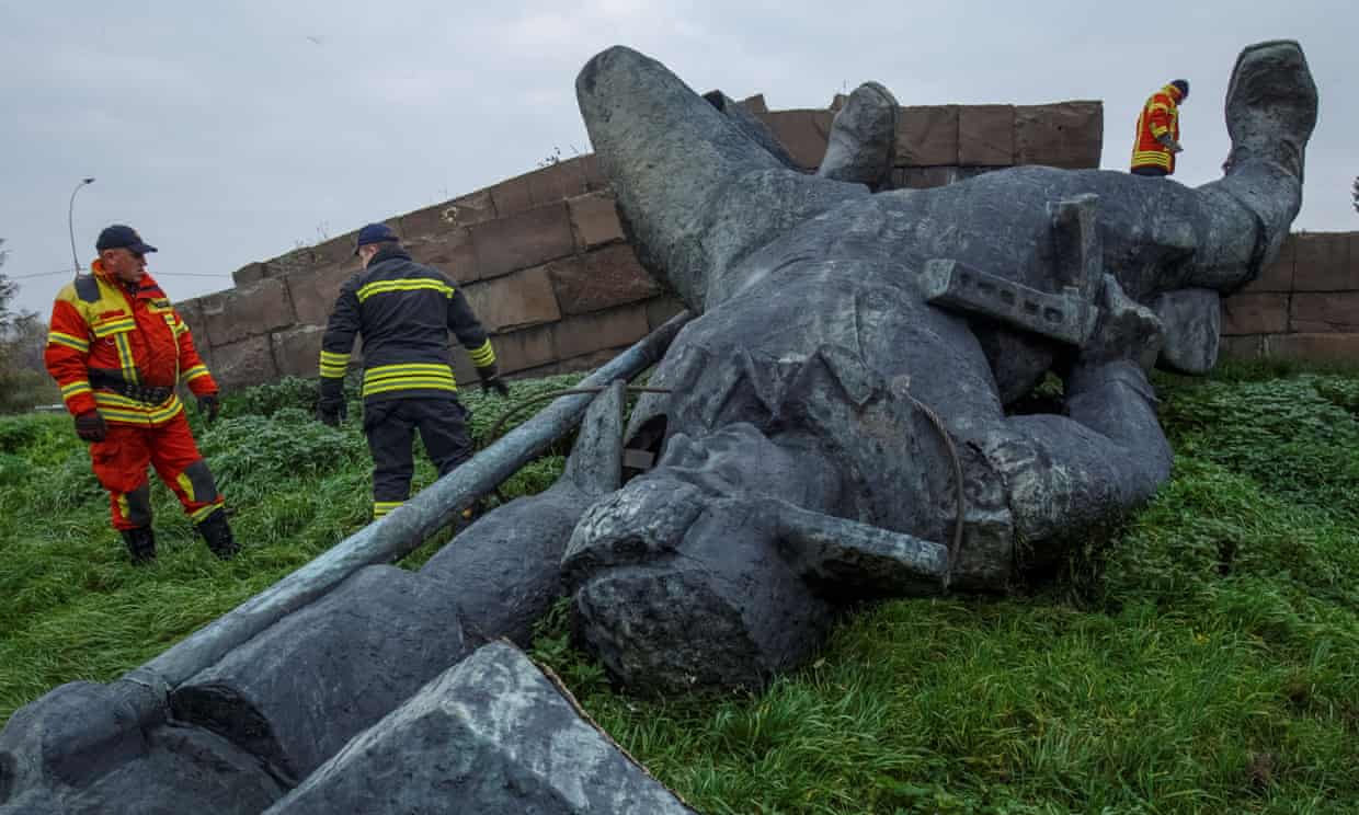 Russia orders troops to pull out from west bank of Dnipro as Ukrine continues Kherson advance; Russian-installed official in Kherson region dies in car crash (theguardian.com)