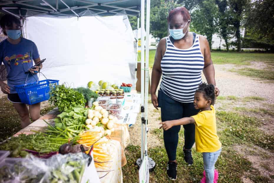 Ravina Gordon and her daughter Skylah, 4, shop at Arcadia Farms mobile market.