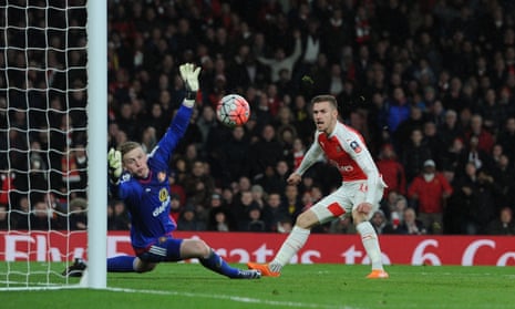 Aaron Ramsey shoots past Sunderland goalkeeper Jordan Pickford to give Arsenal the lead.