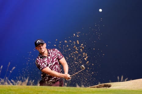 Matt Wallace sai de um bunker no dia 18