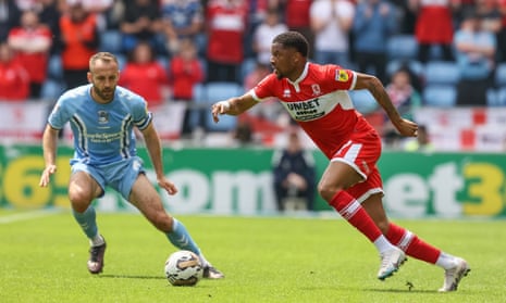 Chuba Akpom melepaskan diri dari Liam Kelly dari Coventry City saat Boro mendominasi tahap pembukaan.