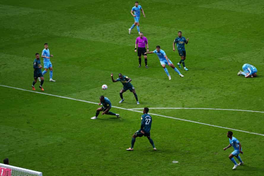 Rodri of Manchester City scores his team's third goal.