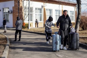 People cross the border from Ukraine into Romania at Siret customs in Suceava