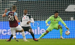 Soucek S Late Strike Earns West Ham Win As Lookman Fluffs Fulham Penalty Football The Guardian