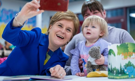 Nicola Sturgeon lors d'un grand petit-déjeuner organisé pour les aidants familiaux à Édimbourg le 13 mars.