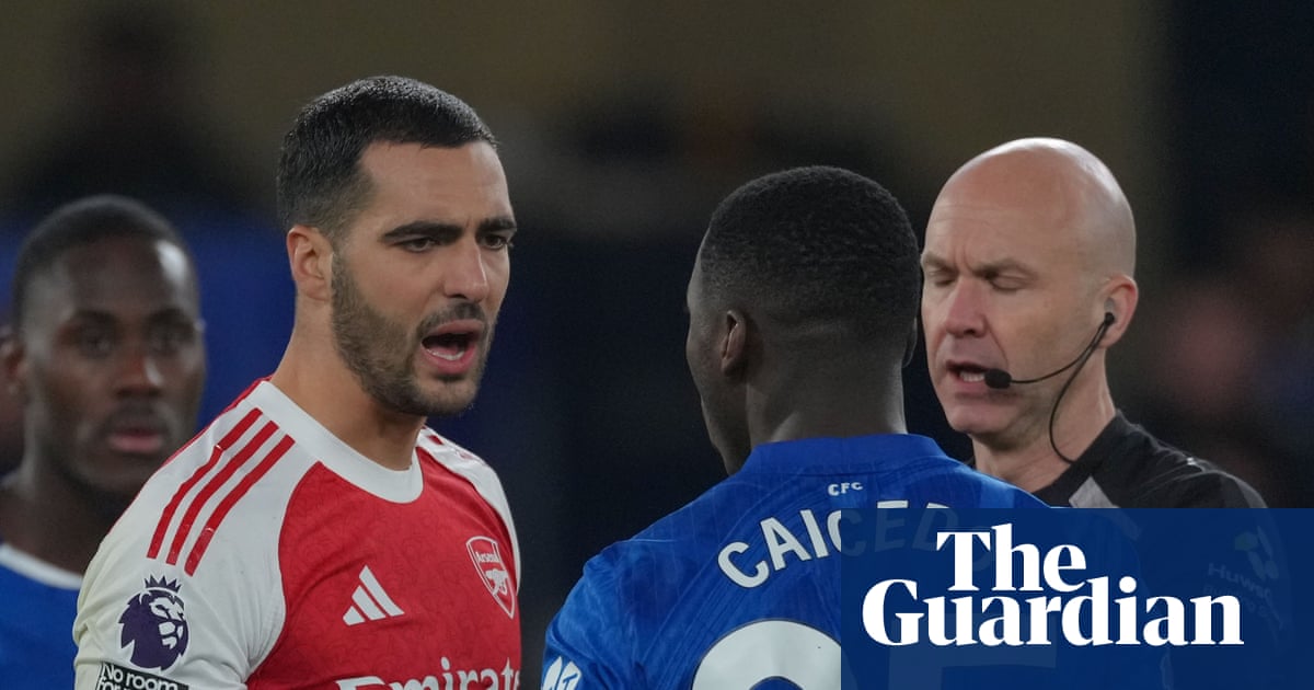 A bruising game at Stamford Bridge and Manchester City leave it late – Football Weekly