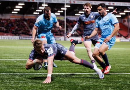 Charlie Atkinson scores for Gloucester against Castres