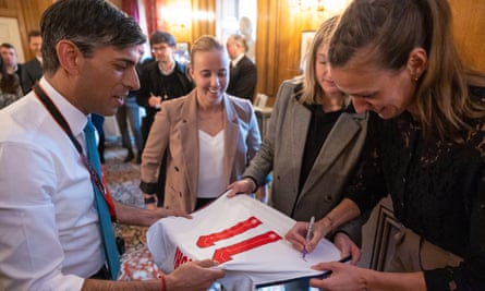 Jill Scott signs an England shirt for Rishi Sunak