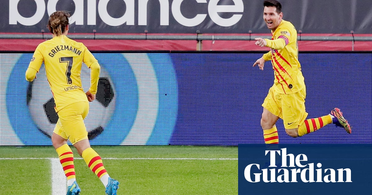 Lionel Messi double boosts Barcelona as Pochettino begins PSG reign with draw