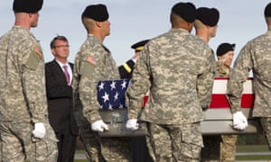 美国国防部长阿什·卡特(Ash Carter)看着士兵带着在救援过程中遇难的乔治亚·惠勒中士的遗体。