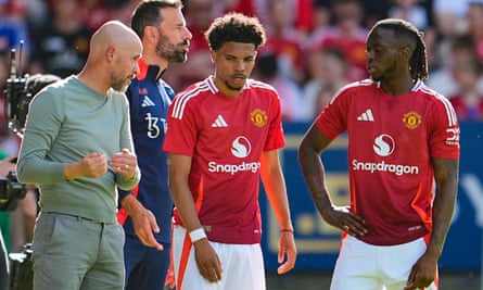 Erik ten Hag trò chuyện với các cầu thủ trong trận giao hữu trước mùa giải với Rosenborg.