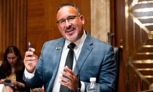 Le secrétaire à l'Éducation, Miguel Cardona, lors d'une audience de la commission des crédits du Sénat à Washington le mois dernier.