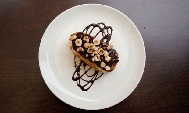 “An elegant pastry”: chocolate and coffee éclair.