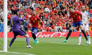 Gerard Piqué, right, heads in Spain’s late winning goal past the Czech Republic goalkeeper Petr Cech.