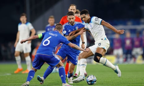 England's Jude Bellingham tries to keep the ball from Italy's Marco Verratti and Domenico Berardi