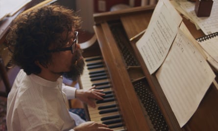 Peter Dinklage dans Elle est venue à moi