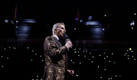 Ring announcer Michael Buffer introduces the main event.