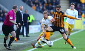 Angus MacDonald (derecha) en acción contra Sheffield Wednesday en abril de 2018.