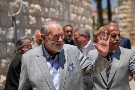 Говорить Майк Хакабі на трибуні з ізраїльськими та американськими прапорами