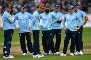 England await the 3rd umpire decision...