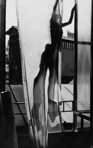 Nude Under Wet Silk Series: Paris, 1937 (Margarethe von Sievers) As soon as he arrived in Paris in 1936, Blumenfeld began experimenting prolifically. He employed accessories – veils, opaque glass, mirrors – and sophisticated lighting, then reworked his images in the darkroom using masking, superimposition, solarisation and reticulation. He declared: “For me, the greatest magic of the 20th century is the darkroom”.