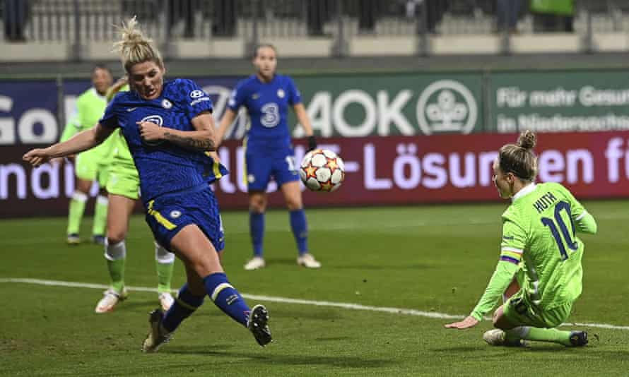 Svenja Huth marque pour Wolfsburg malgré la tentative de Millie Bright de bloquer le ballon.