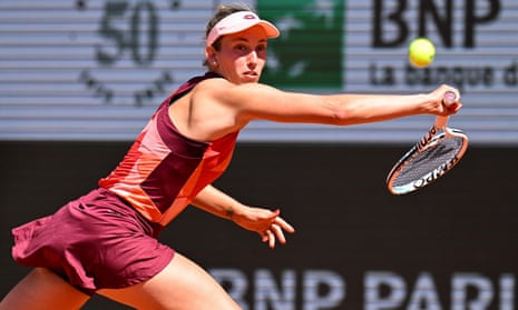 Elise Mertens dari Belgia memainkan backhand kembali ke Anastasia Pavlyuchenkova dari Rusia.