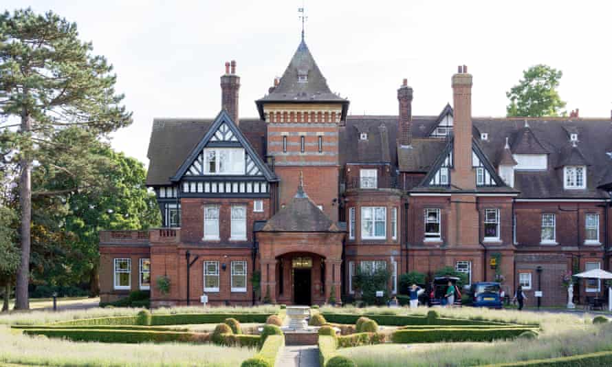 “Woodland's Park Hotel fue uno de los primeros en Gran Bretaña en tener luz eléctrica”: Stoke d'Abernon, Surrey.